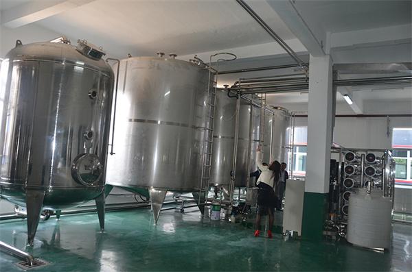 黔西南：刺梨果汁深加工设备 2000瓶果酱果醋发酵灌装设备
